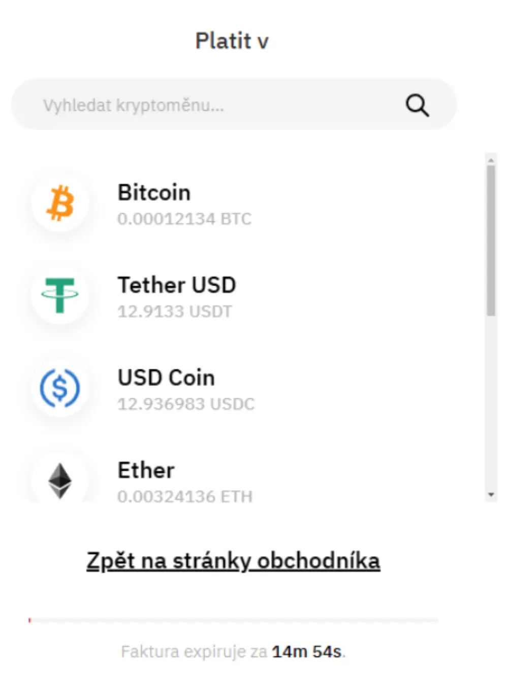 Platba kryptoměnami — výběr měny (Bitcoin, USDT, USDC, Ether). Obrazovka „Platít v“ s výběrem kryptoměny pro platbu — Bitcoin, Tether USD, USD Coin a Ether, vyhledávání, odkaz „Zpět na stránky obchodníka“ a odpočet do vypršení faktury.